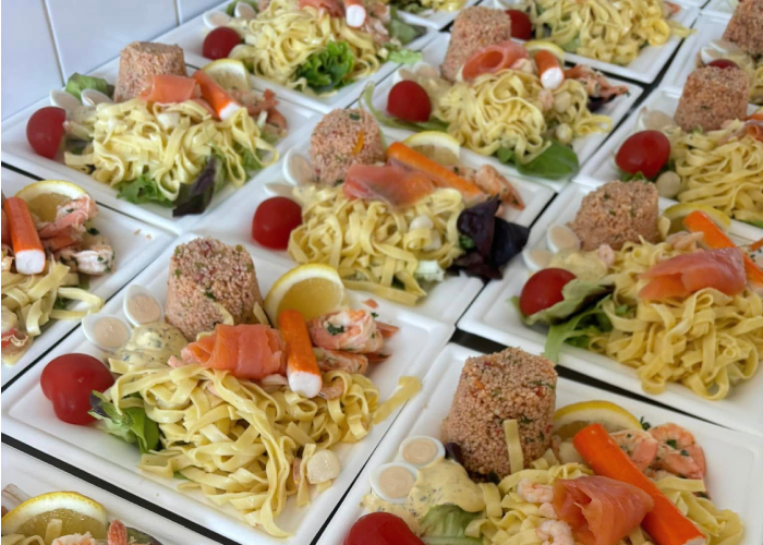 Assiette gourmande de tagliatelles, saumon fumé et crudités préparée par Traiteur Péberat Cédril