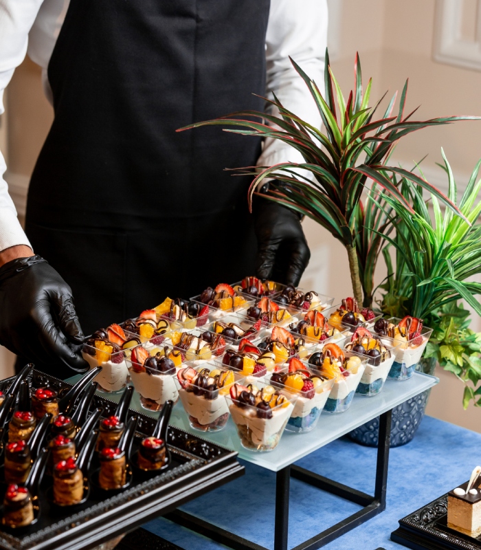 Buffet de desserts gourmands et verrines fruitées par un traiteur professionnel