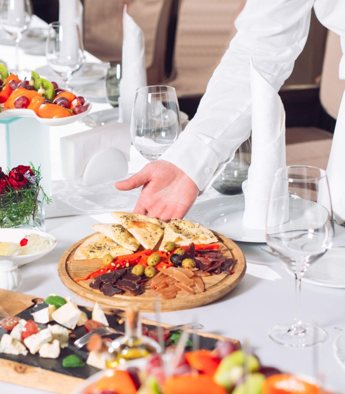 Service traiteur haut de gamme avec planche apéritive et table élégamment dressée