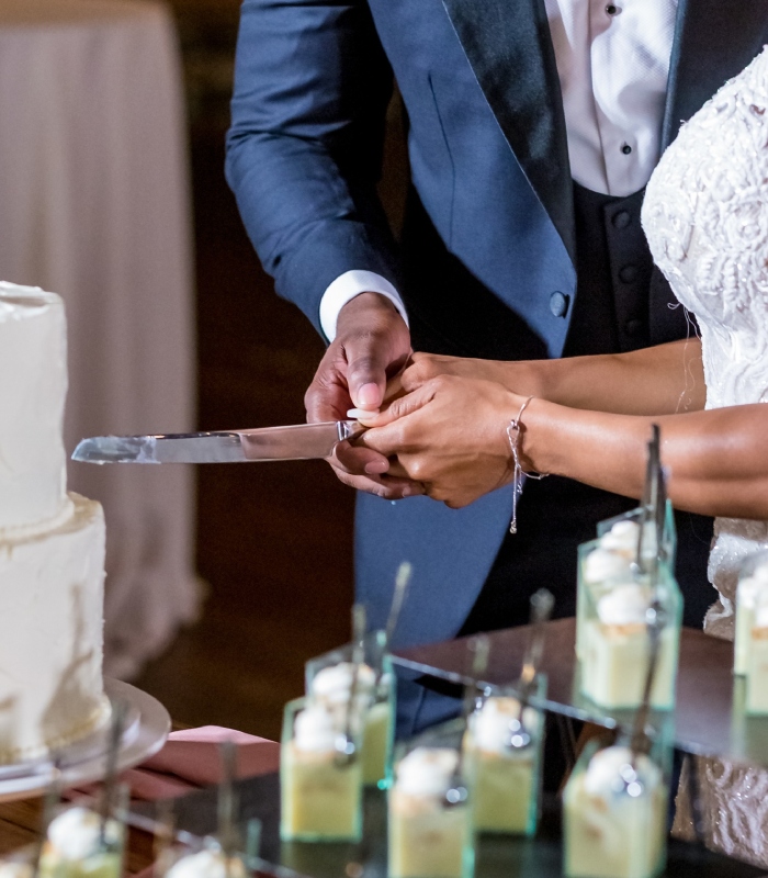 Couple coupant le gâteau de mariage préparé par le traiteur Péberat Cédril